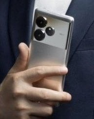 Realme GT 6 leaked in-hand image.